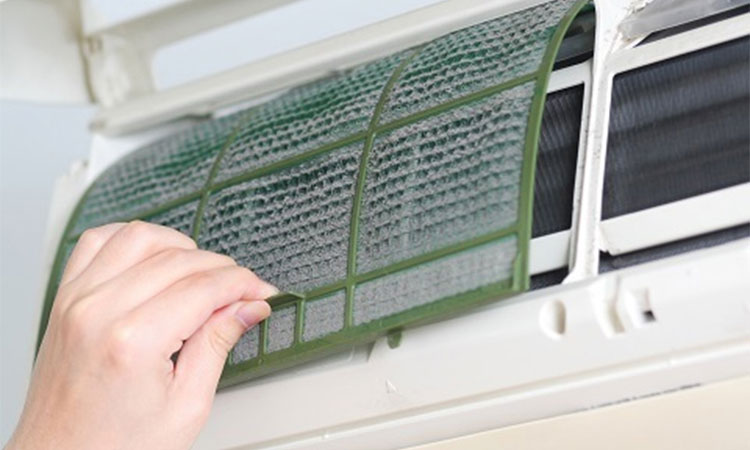 Bật điều hòa mở cửa làm bụi bẩn tích tụ khiến điều hòa phải hoạt động hết công suất mới làm lạnh được lâu ngày dẫn đến hao mòn, hỏng hóc