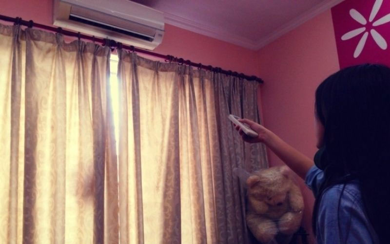 Có nên đóng kín cửa khi bật điều hòa?