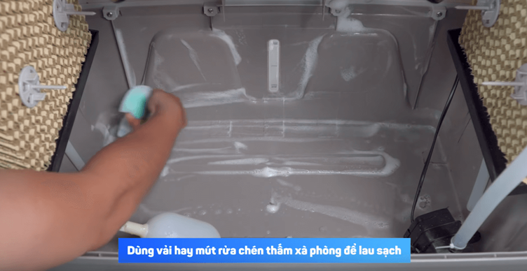 Cọ rửa bình chứa nước