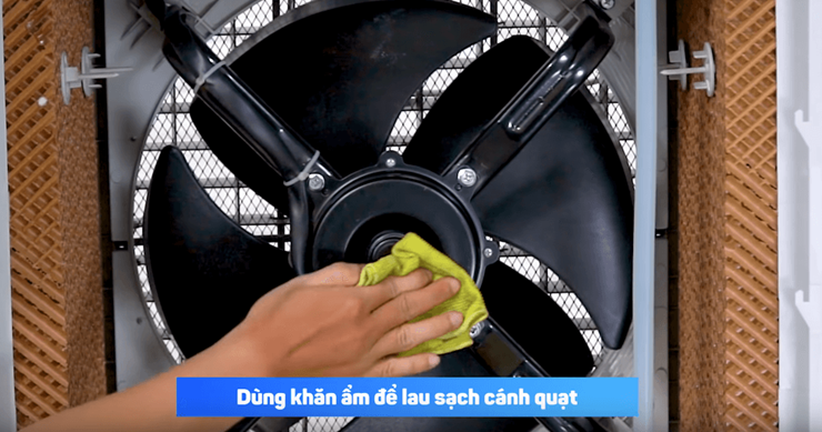 Vệ sinh phần quạt gió bên trong