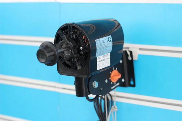 Lắp chấu giữ đầu động cơ
