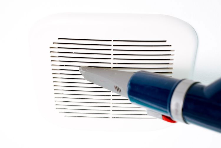  Làm sạch lớp bụi bên ngoài quạt thông gió