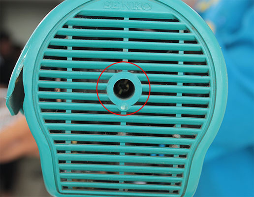tháo ốc bảo vệ trục quạt