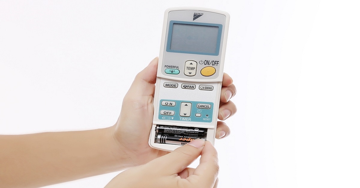 Tháo pin khỏi remote