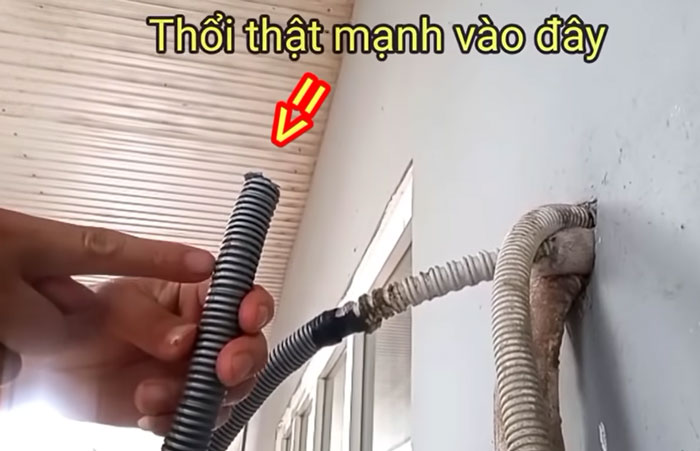 Thổi mạnh để thông tắc đường ống