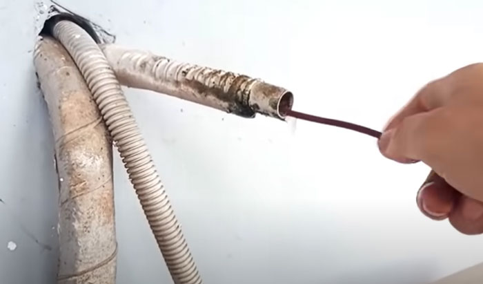 dùng đoạn dây để thông tắc
