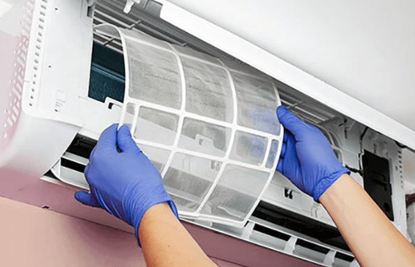 Tháo các tấm lọc bụi ra khỏi dàn lạnh