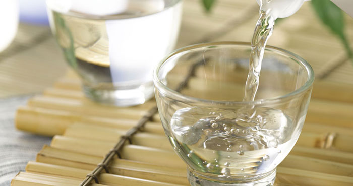 Sử dụng giấm trắng để vệ sinh