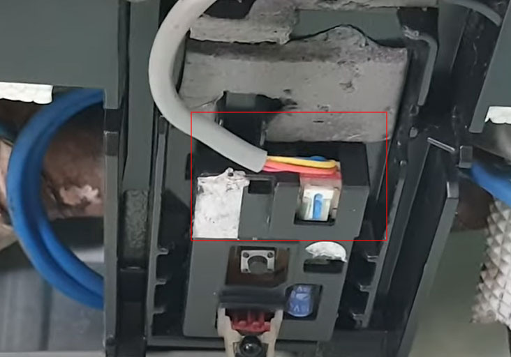 Vệ sinh các giắc cắm của bo mạch