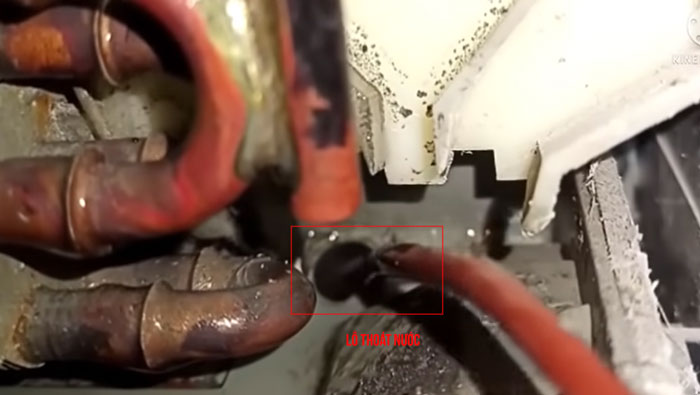 vệ sinh, thông tắc vị trí thoát nước bên trong máng thoát nước