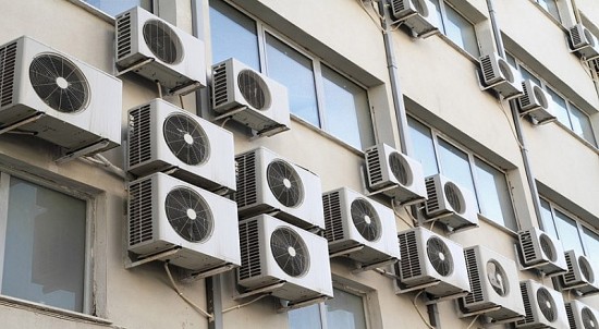 Cục nóng máy lạnh đặt ở ngoài trời nên có thêm mái che mưa, nắng