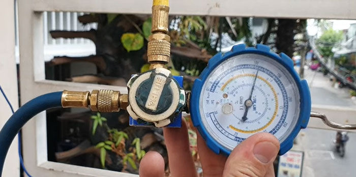 Tiến hành bơm gas máy lạnh