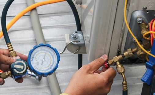 lắp đặt đồng hồ đo áp suất vào đường ống đồng thông qua lỗ nạp gas