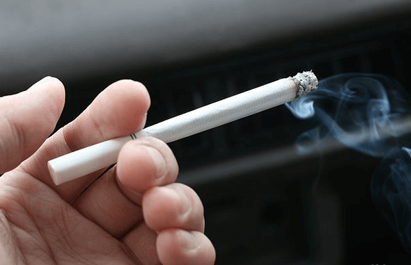 Nguyên nhân và cách xử lý máy lạnh có mùi khói thuốc