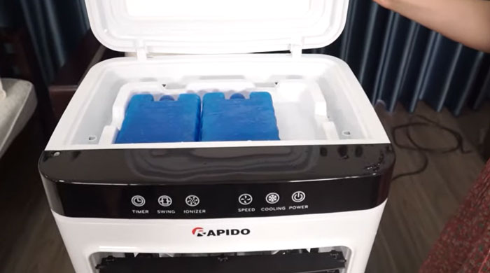 Cách bỏ đá khô vào quạt điều hoà