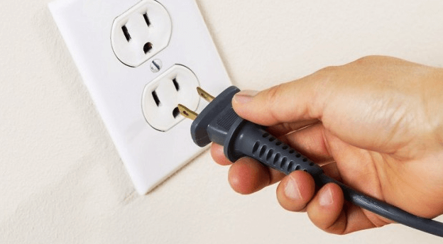 Rút nguồn điện trước khi tháo quạt tháp