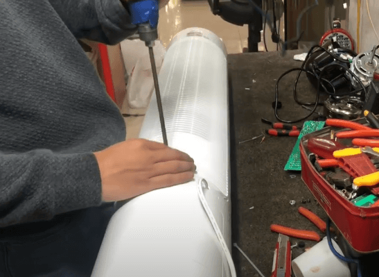 Dùng tuốc nơ vít để tháo toàn bộ ốc vít trên thân quạt