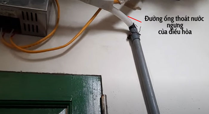  tìm tới vị trí cuối cùng của đường ống thoát nước ngưng 