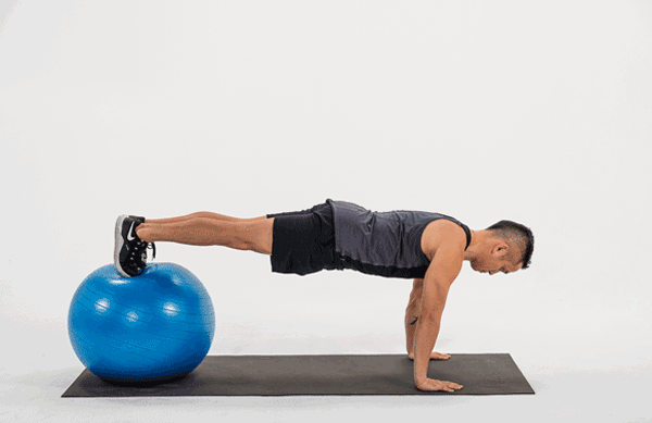 Bài tập chống đẩy với bóng yoga theo kiểu push-up