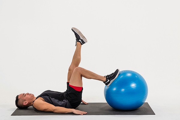Bài tập mông với bóng yoga theo động tác Hip Thrust