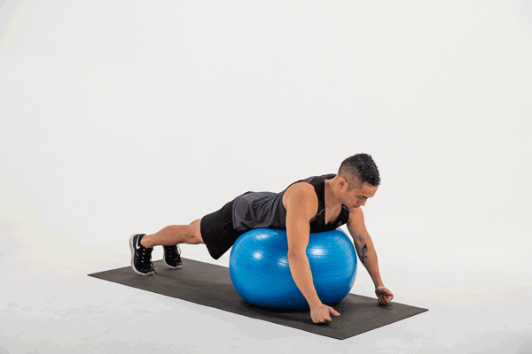 Bài tập vai Shoulder Raise với bóng yoga