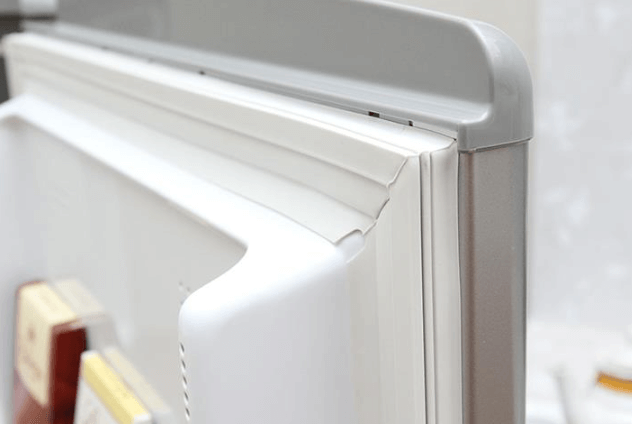 Tủ lạnh bị chảy nước do cửa ngăn đá tủ lạnh bị hở