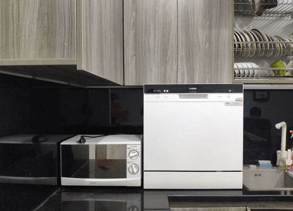 Máy rửa bát Fujishan có thiết kế đơn giản nhưng không kém phần tinh tế
