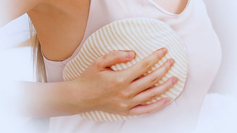 Tắc tia sữa chườm nóng hay lạnh?