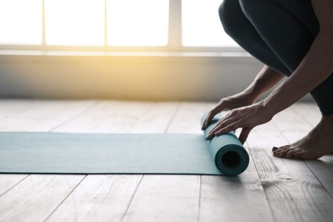 giũ thảm để loại bỏ bụi bẩn, sau đó cuộn tròn lại