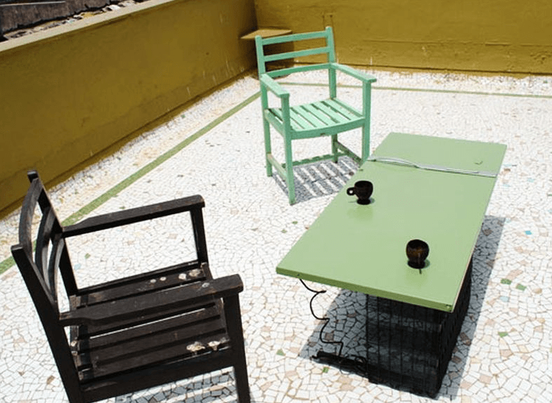Tái chế cửa tủ lạnh thành chiếc bàn