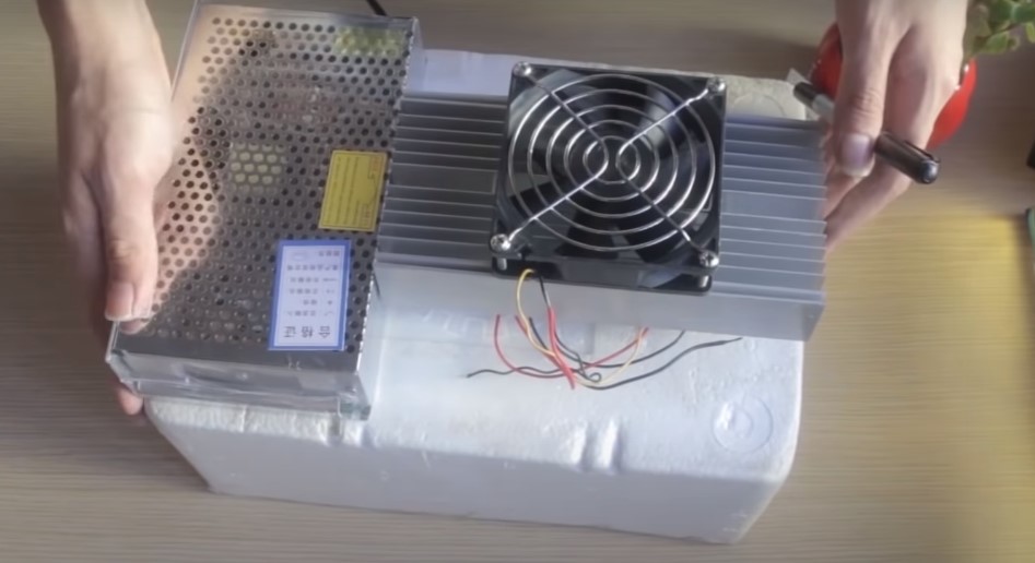 Bước 2: Đánh dấu và cắt lỗ vỏ tủ lạnh