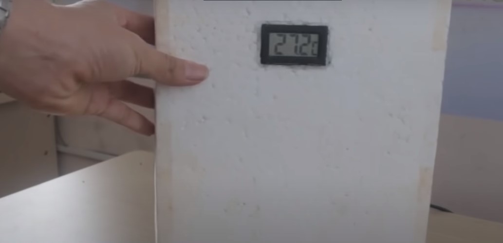 Lắp đồng hồ đo nhiệt độ vào cửa tủ 
