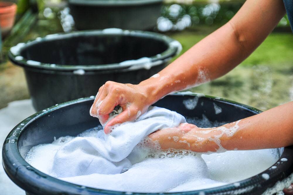 Dùng máy giặt có tốn nước hơn giặt tay không?