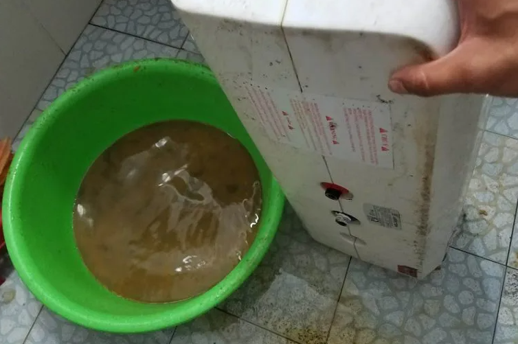 Bình nóng lạnh nước bị vàng