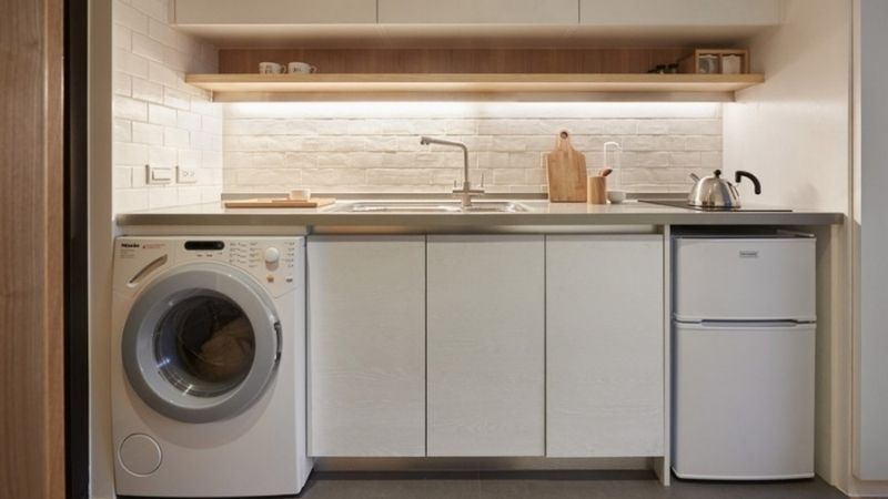 Đặt máy giặt trong bếp giúp bạn tiết kiệm khá nhiều không gian ban công, phòng tắm...