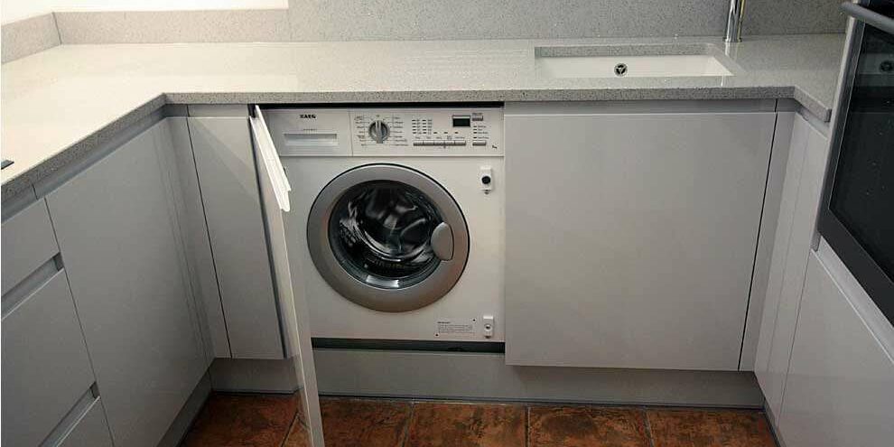 Đặt máy trên bề mặt bằng phẳng hoặc trong tủ riêng