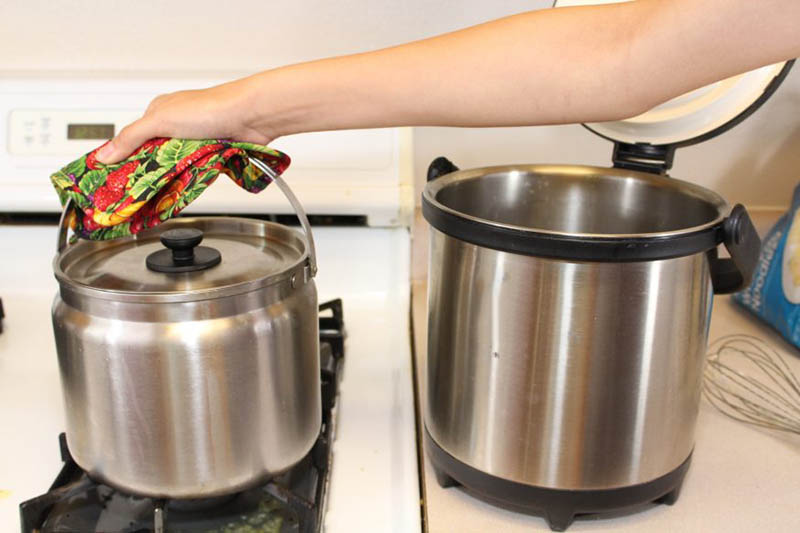 Nồi ủ có cấu tạo gồm 2 lớp, giữa 2 lớp là lớp chân không