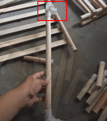 Lắp chấu 3 chạc vào thanh gỗ