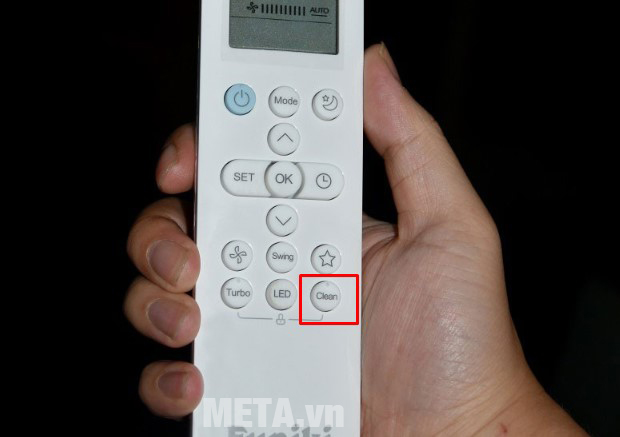 Nhấn nút Clean trên điều khiển điều hòa