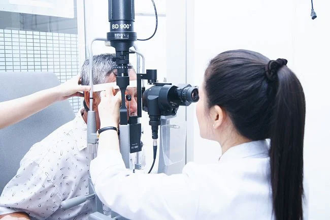 Chữa đau mắt hàn hiệu quả bằng cách gặp bác sĩ chuyên khoa