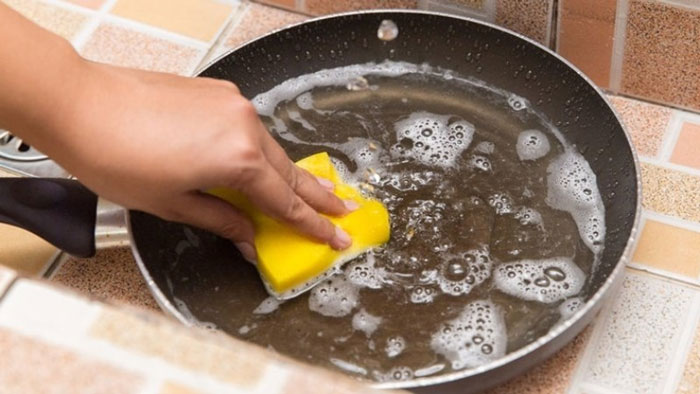 Cách rửa chảo chống dính bị cháy bằng nước ấm và nước rửa chén