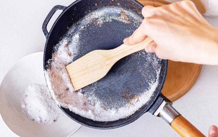 Cách làm sạch chảo chống dính bằng bột baking soda