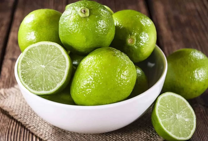 Sử dụng chanh tươi để làm sạch chảo bị cháy
