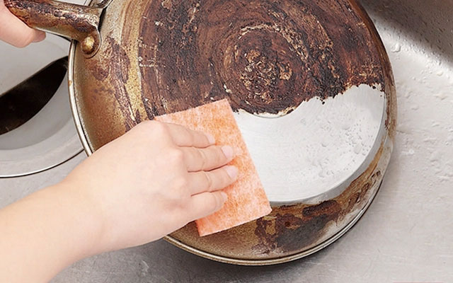 Cách làm sạch bên ngoài chảo chống dính