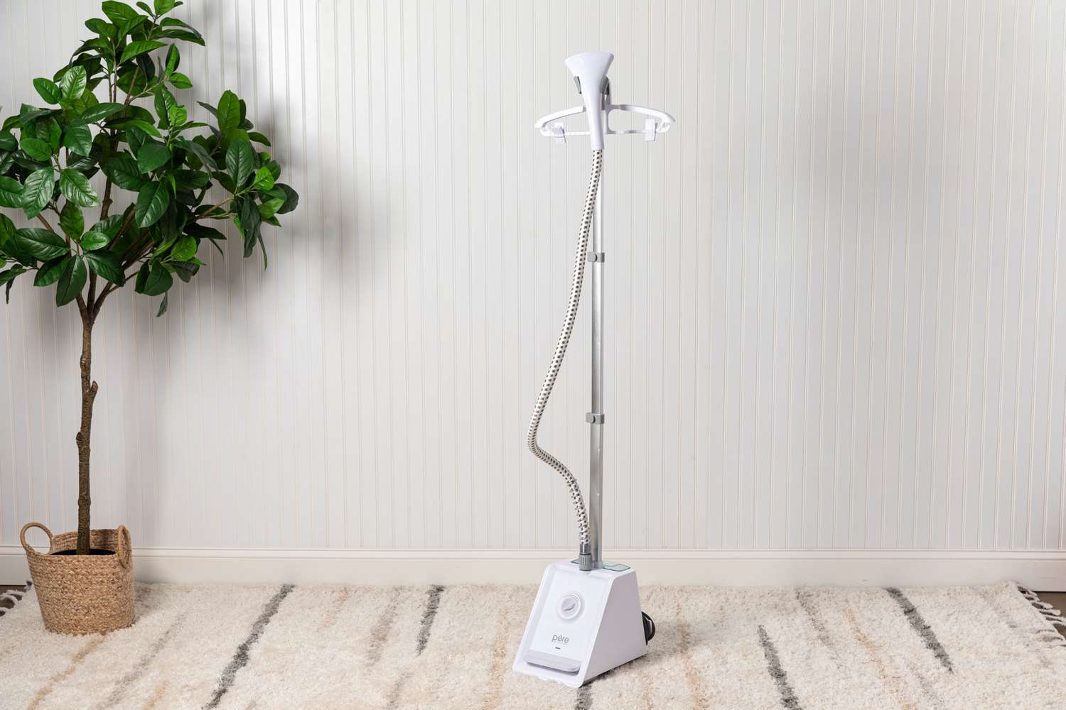 Bàn ủi hơi nước đứng tiện dùng, tiết kiệm thời gian là ủi