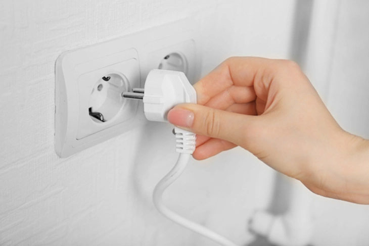 Rút nguồn điện cho tủ lạnh