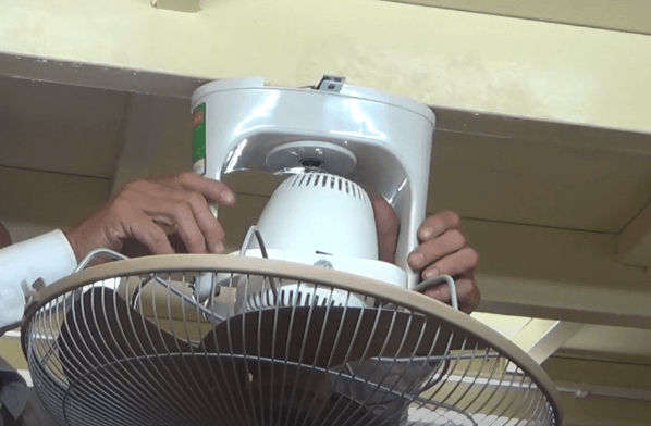 Treo quạt đảo trần lên trần nhà