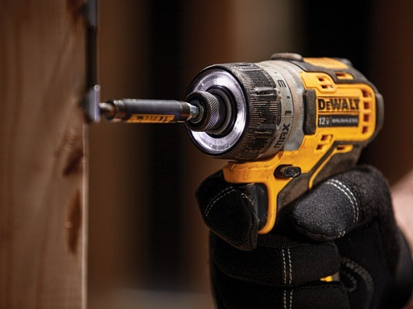Nên mua máy khoan Dewalt hay Bosch?