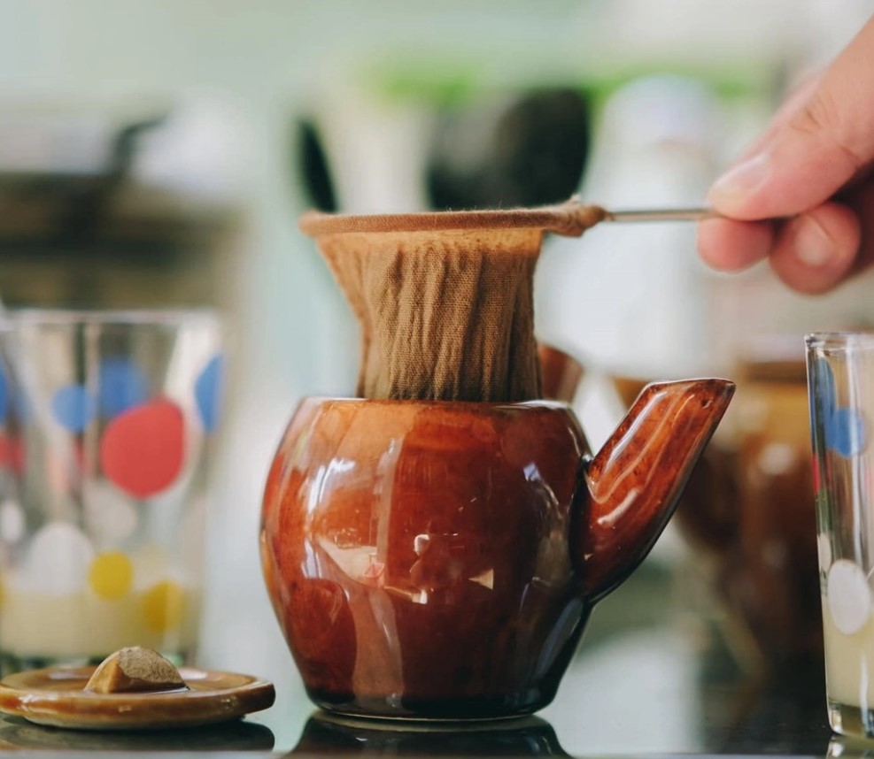 Cà phê vợt pha trong siêu (ấm) đất