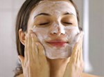 Cách rửa mặt đúng cách cho da mụn, da nhờn dầu